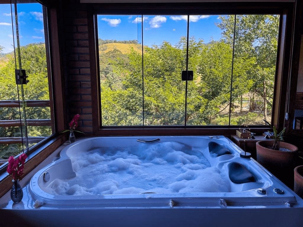 Hidro ou ofurô em um hotel com uma linda vista para a natureza.